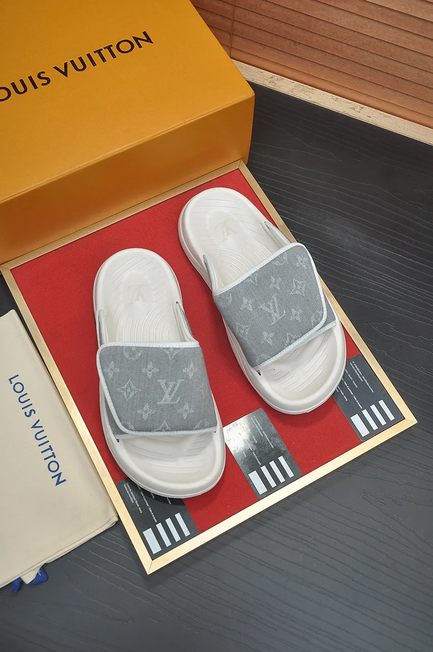 Men's men's shoes 💰340💶 [Louis Vuitton LV slippers] (high-end cowhide) counter 1:1 fashion style, a must-have for summer! The designer used LV’s iconic outsole. The original simple slippers instantly become fashionable! The upper is made of flexible special cowhide leather straps alternately, and the workmanship is exquisite! A must-have for stylish men in summer, size 38-45 (45 customized)